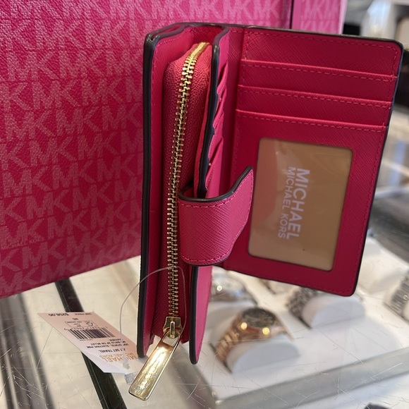 MICHAEL KORS
Medium Crossgrain Leather Wallet
Electric Pink 
NWT - Picture 13 of 16